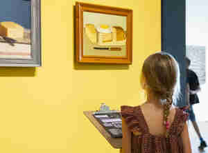 Meisje met kidsgids museum more lr